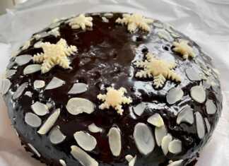 Ένα ολόκληρο κέικ σοκολάτας με σιμιγδάλι, μόλις έχει ψηθεί και είναι έτοιμο για γκανάζ.