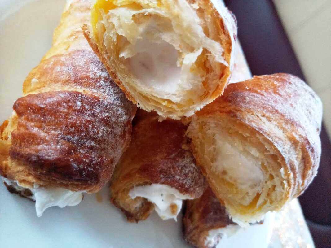 Κορνεδάκια με ζύμη τύπου κρουασάν