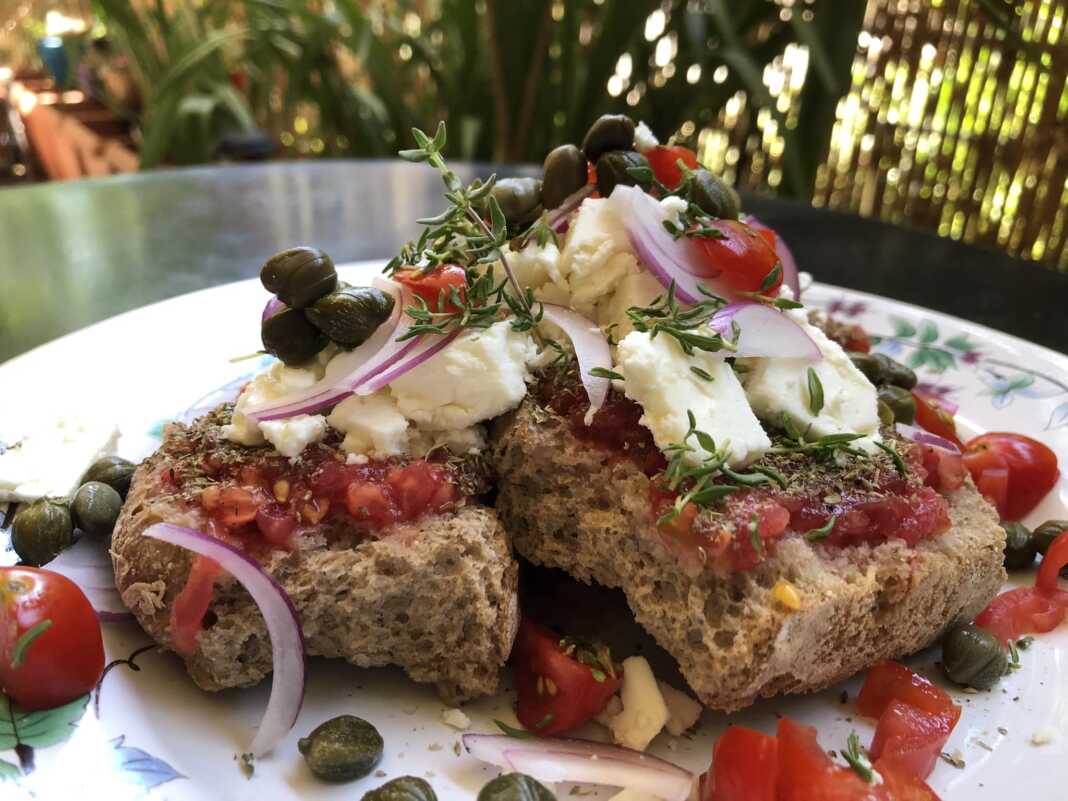 Κρητική σαλάτα Ντάκος