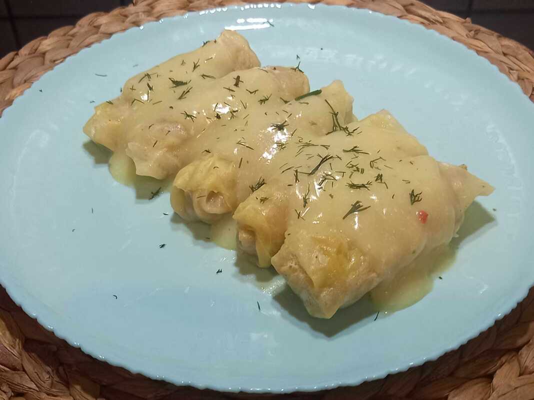 Λαχανοντολμάδες με σάλτσα 