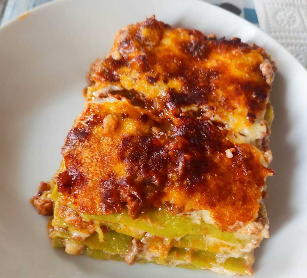 Λαζάνια ραγού με κιμά, μπεσαμέλ και πολλή τριμμένη παρμεζάνα