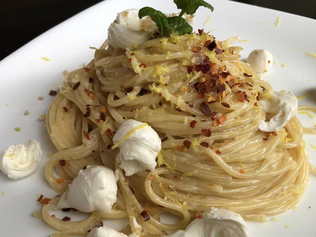 Μακαρονάδα με κρεμώδη σάλτσα λεμονιού