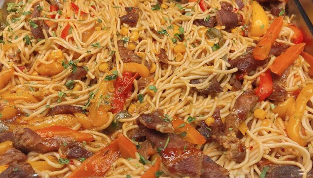 Μακαρονάδα με χοιρινό και πολύχρωμες πιπεριές!!....