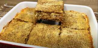 Ένα κομμάτι τριμμένης μελιτζάνας γεμιστής με ζαμπόν και τυρί σε ένα πιάτο.