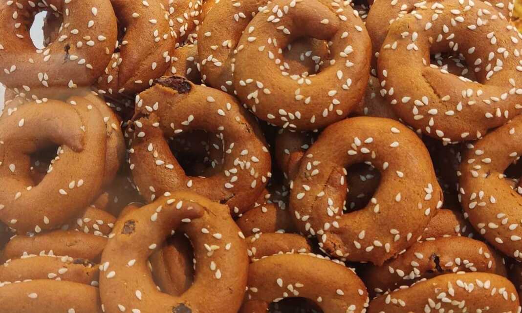 Πιατέλα με παραδοσιακά μουστοκούλουρα με σταφίδες, πασπαλισμένα με σουσάμι.