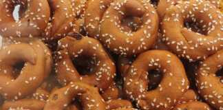 Πιατέλα με παραδοσιακά μουστοκούλουρα με σταφίδες, πασπαλισμένα με σουσάμι.