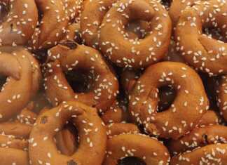 Πιατέλα με παραδοσιακά μουστοκούλουρα με σταφίδες, πασπαλισμένα με σουσάμι.