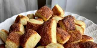 Τα ψημένα Μπισκότα 5 Λεπτών σε ταψί με ζάχαρη και κανέλα.