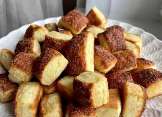 Τα ψημένα Μπισκότα 5 Λεπτών σε ταψί με ζάχαρη και κανέλα.