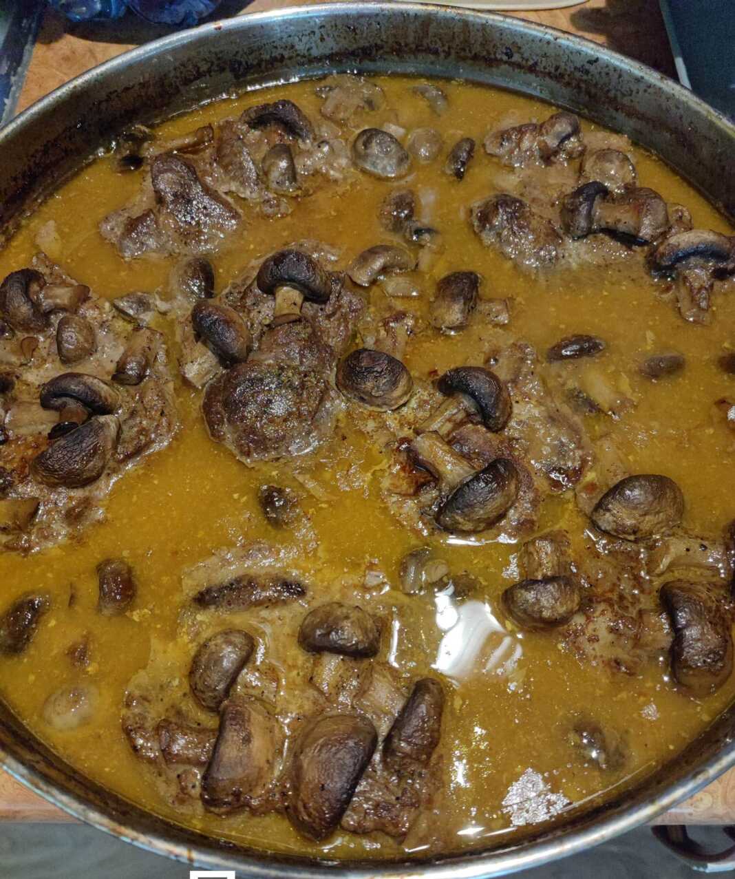 Μπριζόλες λαιμού με μανιταρια στο φουρνο