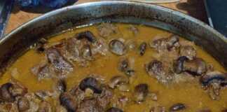 Μπριζόλες λαιμού με μανιταρια στο φουρνο