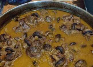 Ζουμερές μπριζόλες λαιμού με ολόκληρα μανιτάρια και πλούσια δεμένη σάλτσα μέσα στο ταψί