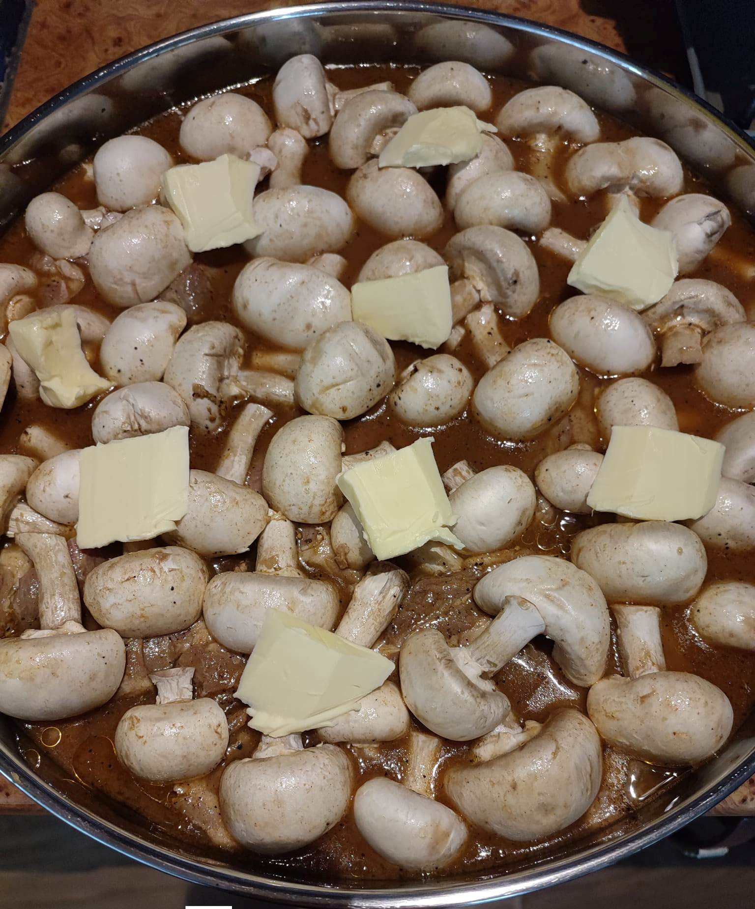 Μπριζόλες λαιμού με μανιταρια στο φουρνο