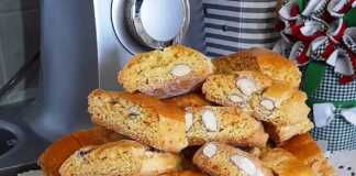 Ένα πιάτο γεμάτο με χρυσαφένια, κομμένα παξιμαδάκια αμυγδάλου, με ορατά κομμάτια αμυγδάλων στην επιφάνεια.