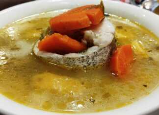 Παραδοσιακή ψαρόσουπα σε βαθύ πιάτο, με κομμάτια ψαριού (μπακαλιάρο), μαλακά λαχανικά (καρότο, σέλινο) και πλούσιο, κίτρινο ζωμό.
