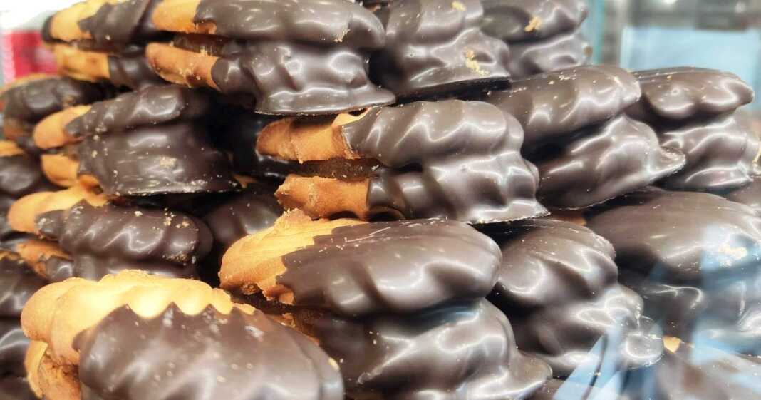 ptifour1 Πτι Φουρ με σοκολάτα και μαρμελάδα