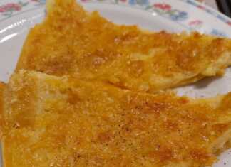 Λεπτή ρεβυθόπιτα με χρυσαφένια κρούστα, κομμένη σε κομμάτια σερβιρισμένη με πιπέρι.