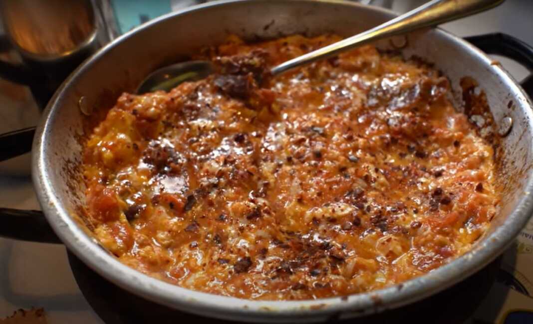 Σαγανάκι με αυγά παστουρμά και ντομάτα