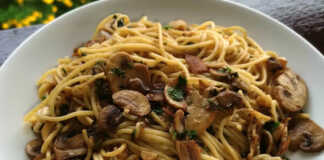 Σκορδομακαρονάδα με Μανιτάρια, σερβιρισμένη σε βαθύ πιάτο.