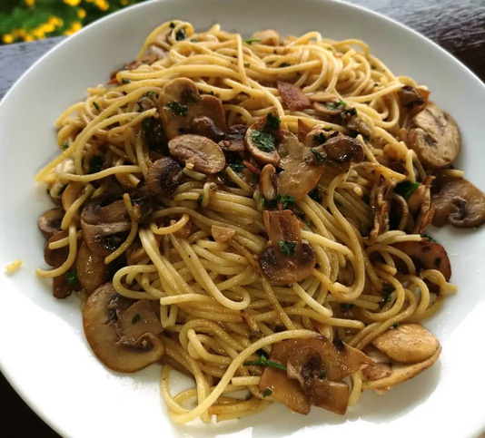 skordomakaronada Σκορδομακαρονάδα με Μανιτάρια, σερβιρισμένη σε βαθύ πιάτο.