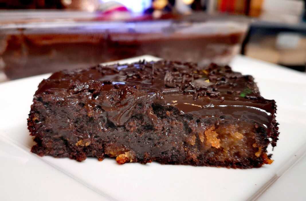 Σοκολατόπιτα με μελομακάρονα που περίσσεψαν