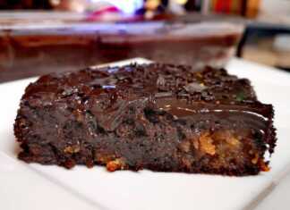 Σοκολατόπιτα με μελομακάρονα που περίσσεψαν Σοκολατόπιτα με μελομακάρονα που περίσσεψαν