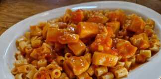 Σουπιές με κοφτό μακαρονάκι σε κόκκινη σάλτσα Σουπιές με κοφτό μακαρονάκι