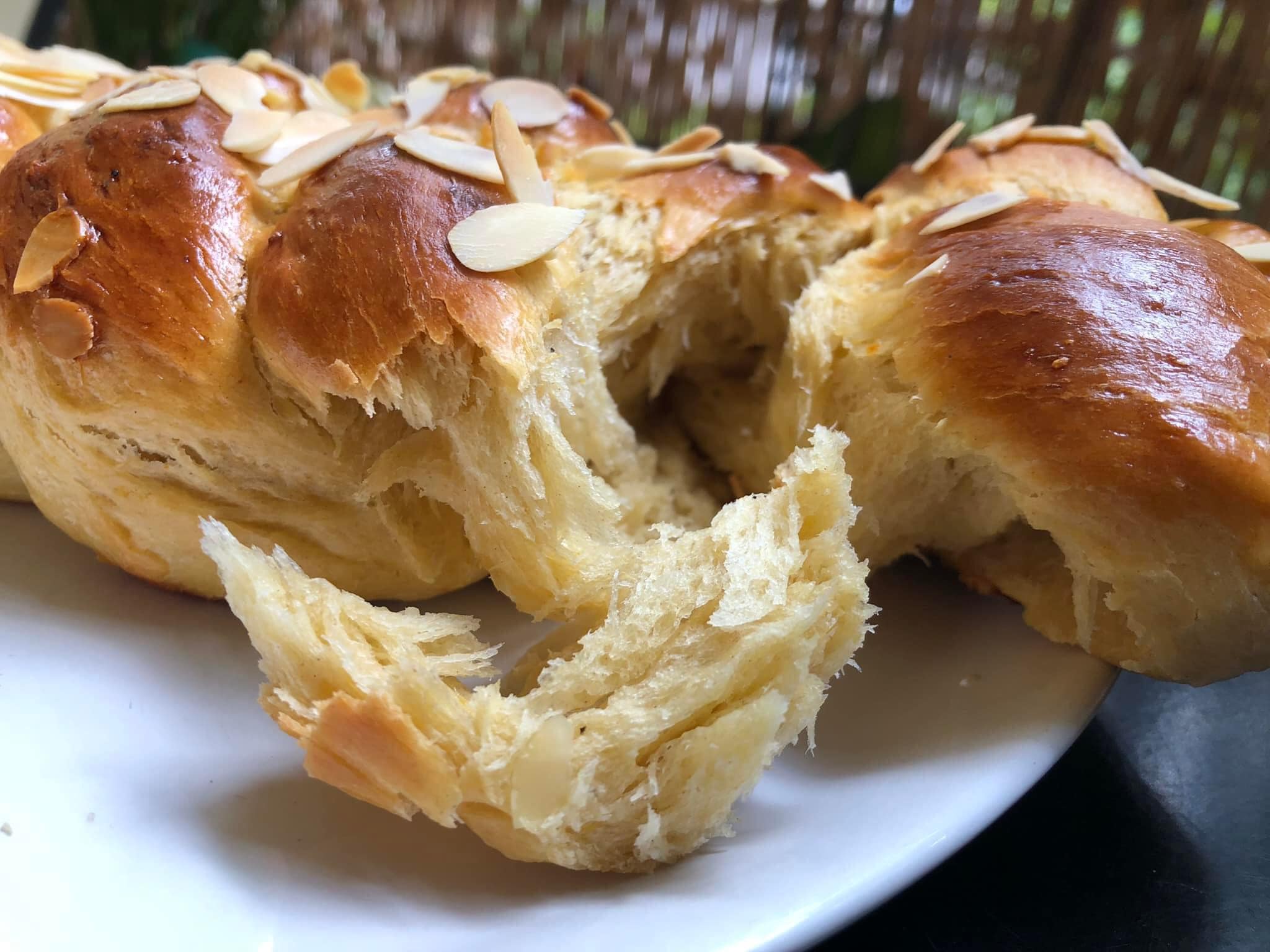 Τσουρέκι με λίγη ζάχαρη