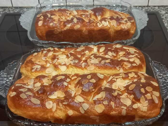 Αφράτα πασχαλινά τσουρέκια χωρίς ζύμωμα