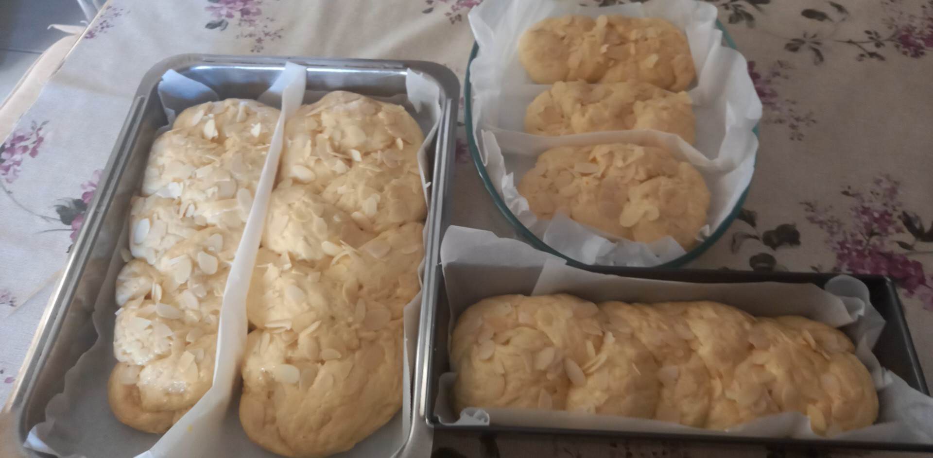 Αφράτα πασχαλινά τσουρέκια χωρίς ζύμωμα