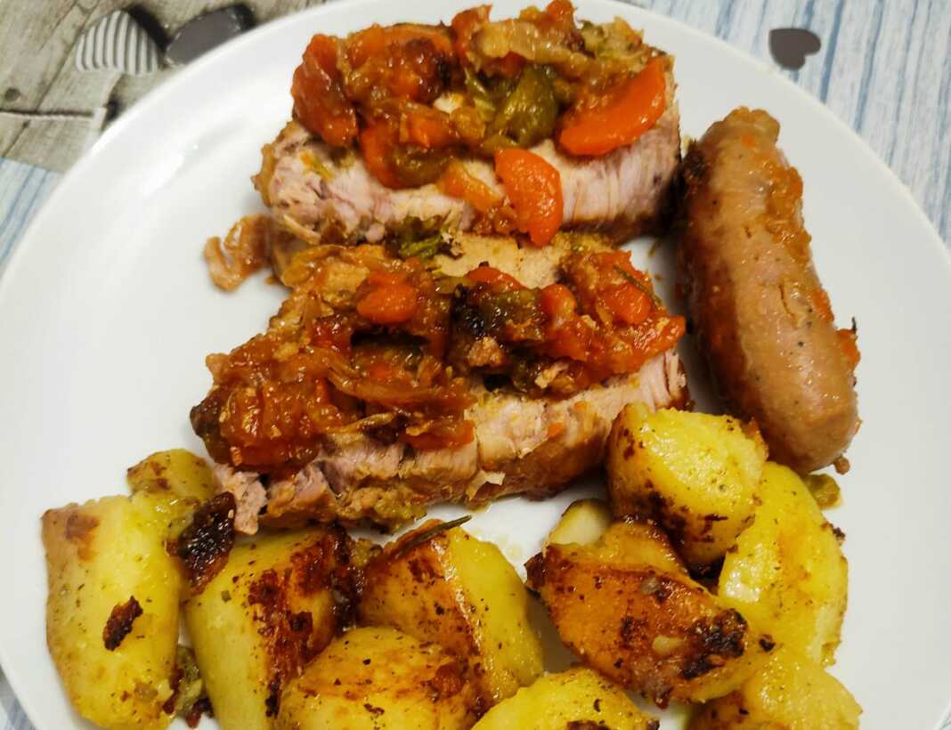 xoirinesPatates Χοιρινό φιλέτο με κρεμμύδια καρότα σέλινο φρέσκο δεντρολίβανο σκόρδο και κόκκινο κρασί