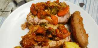 Χοιρινό φιλέτο με κρεμμύδια καρότα σέλινο φρέσκο ​​δεντρολίβανο σκόρδο και κόκκινο κρασί