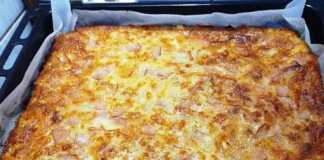 Ολοκληρωμένη Ζαμπονοκασερόπιτα, χρυσαφένια και κομμένη σε κομμάτια, έτοιμη για σερβίρισμα