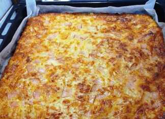 Ολοκληρωμένη Ζαμπονοκασερόπιτα, χρυσαφένια και κομμένη σε κομμάτια, έτοιμη για σερβίρισμα