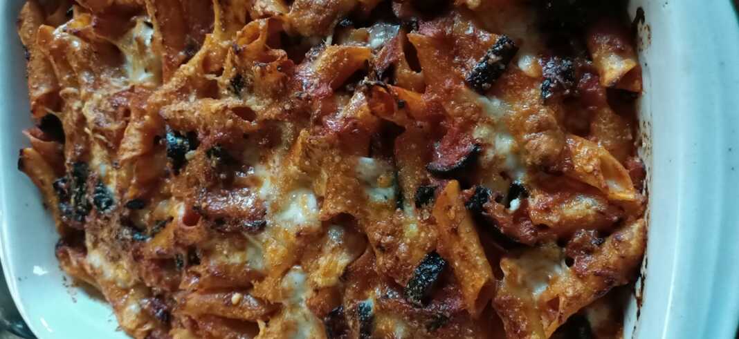 Ζυμαρικά φούρνου και μελιτζάνες