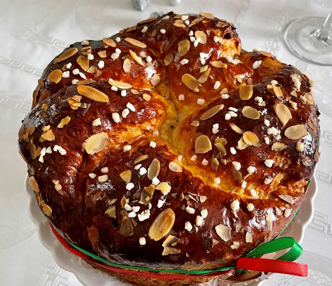 Τσουρέκι με αποξηραμένα φρούτα