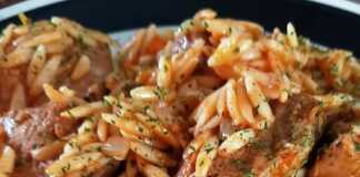 Ένα πιάτο με ζεστό μοσχάρι γιουβέτσι, με κοκκινιστό κριθαράκι, κομμάτια μοσχαριού και πασπαλισμένο με τριμμένο τυρί.