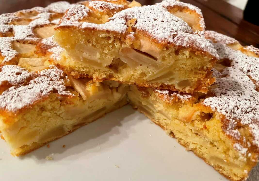 Η **Αφράτη Μηλόπιτα** σε πιατέλα, πασπαλισμένη με ζάχαρη άχνη.