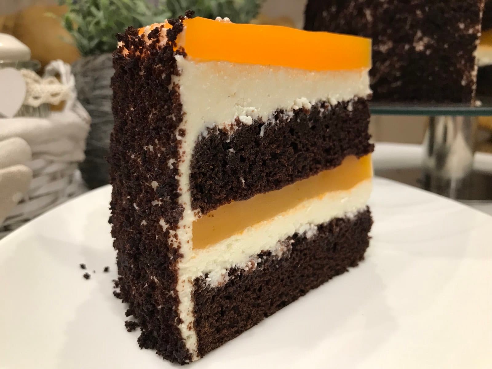 Κέικ με σοκολάτα κρέμα τυριού και γλάσο πορτοκαλιού.
