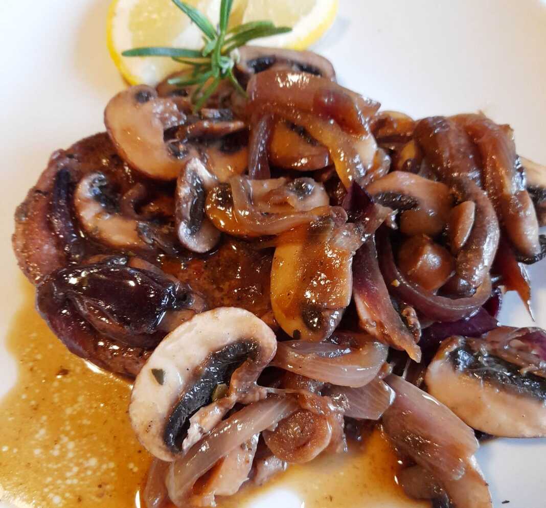 MprizolaTigani Μπριζόλες στο τηγάνι με μανιτάρια και κρεμμύδια