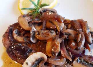 Μπριζόλες στο τηγάνι με μανιτάρια και κρεμμύδια