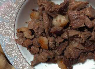 Πιάτο με αρνίσια τηγανιά, κομμάτια κρέατος σιγοβρασμένα και τηγανισμένα με μπαχαρικά και λεμόνι.