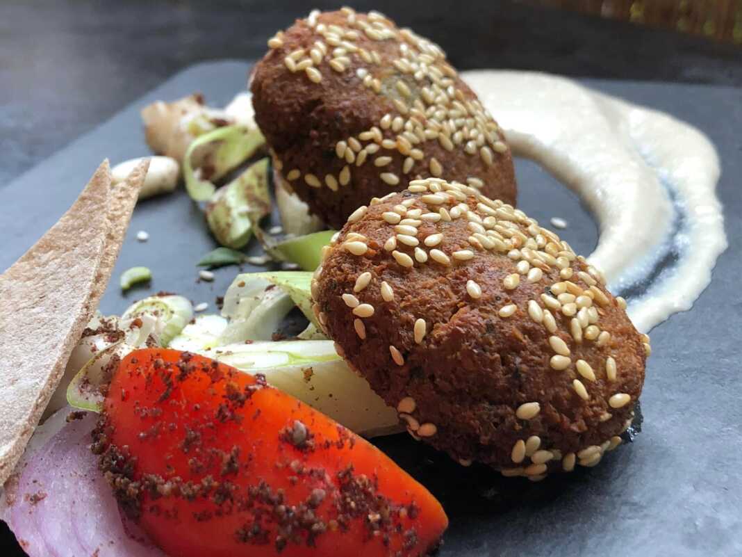 Φαλάφελ με σάλτσα ταχίνι