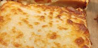 Το τελικό Γαλλικό Τοστ Croque Monsieur με λιωμένο τυρί