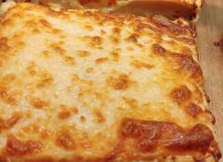 Το τελικό Γαλλικό Τοστ Croque Monsieur με λιωμένο τυρί