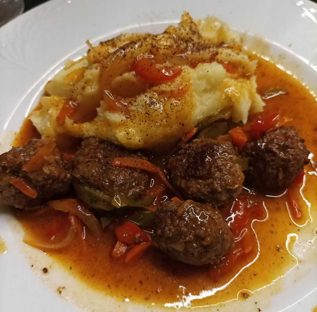 Κεφτεδάκια με γλυκόξινη σάλτσα και πουρέ 