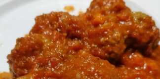 Γεμιστοί κεφτέδες με τυρι Emmenthal σε σάλτσα