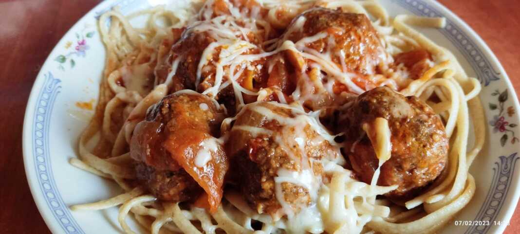 Λιγκουίνι ολικής με κεφτεδάκια πολίτικα & σάλτσα φρέσκιας ντομάτας