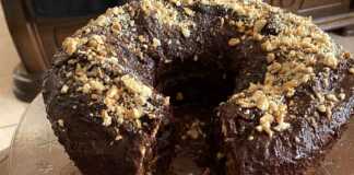 Ένα κέικ Δούκισσα με γλάσο σοκολάτας και γαρνιρισμένο με κομμάτια μπισκότων.