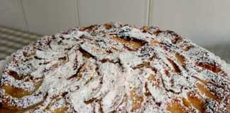 Το τελικό αποτέλεσμα της Μηλόπιτας με Γιαούρτι πασπαλισμένο με ζάχαρη άχνη